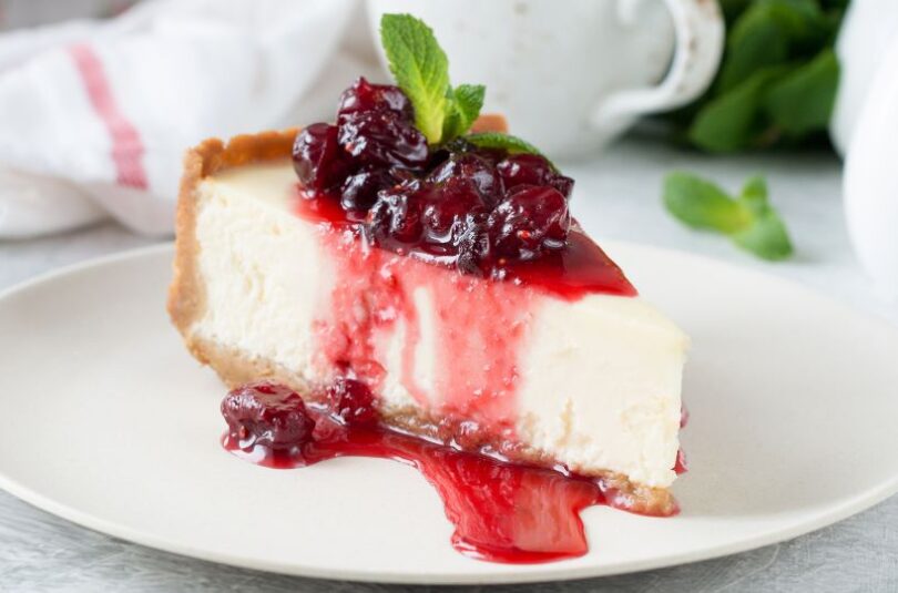 Cremiger No-Bake Cheesecake mit frischen Beeren