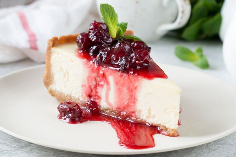 Cremiger No-Bake Cheesecake mit frischen Beeren