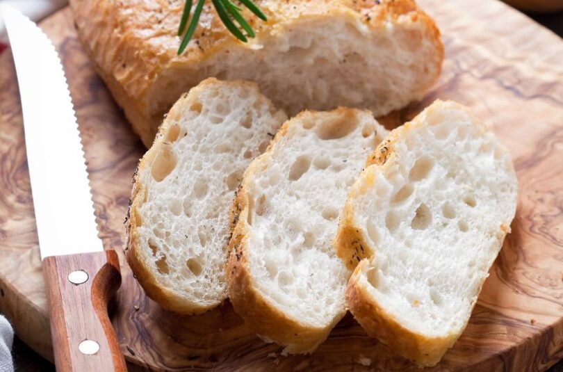 Frisch gebackenes Ciabatta mit knuspriger Kruste und luftiger Krume