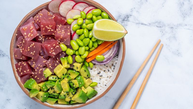 Frische Bowl mit Thunfisch, Avocado und buntem Gemüse