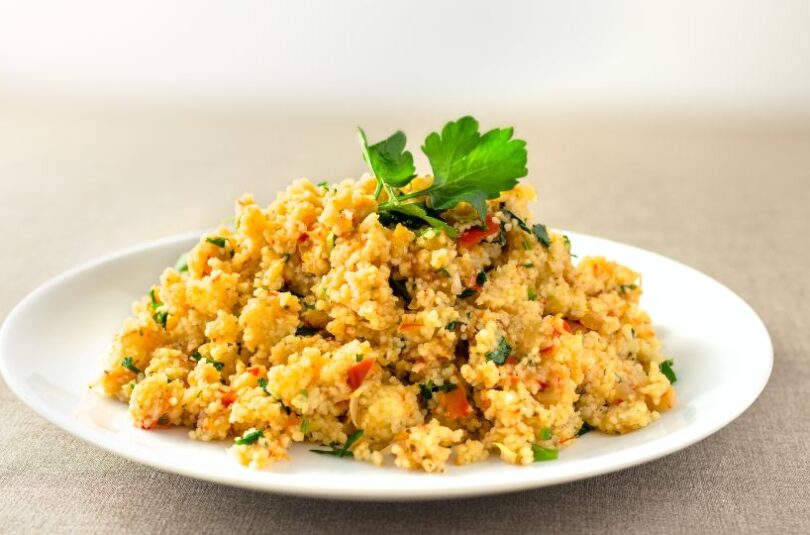 Bunter Couscous mit gedünstetem Gemüse und frischen Kräutern