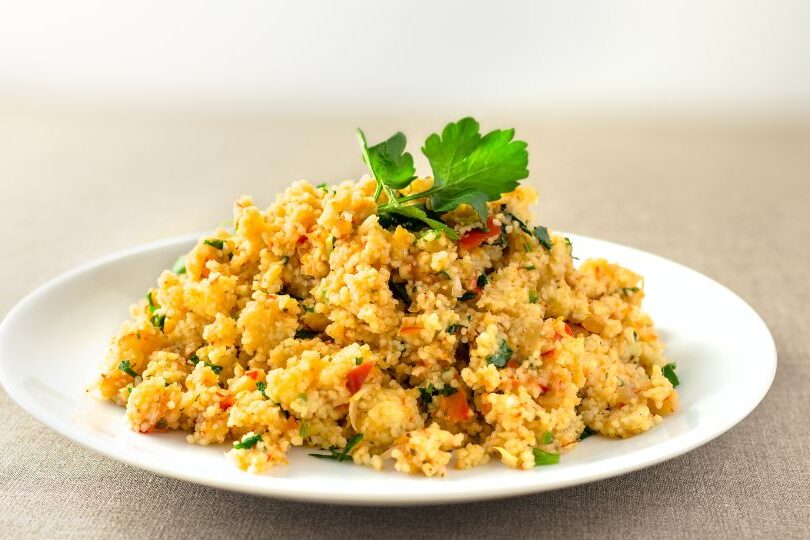 Bunter Couscous mit gedünstetem Gemüse und frischen Kräutern